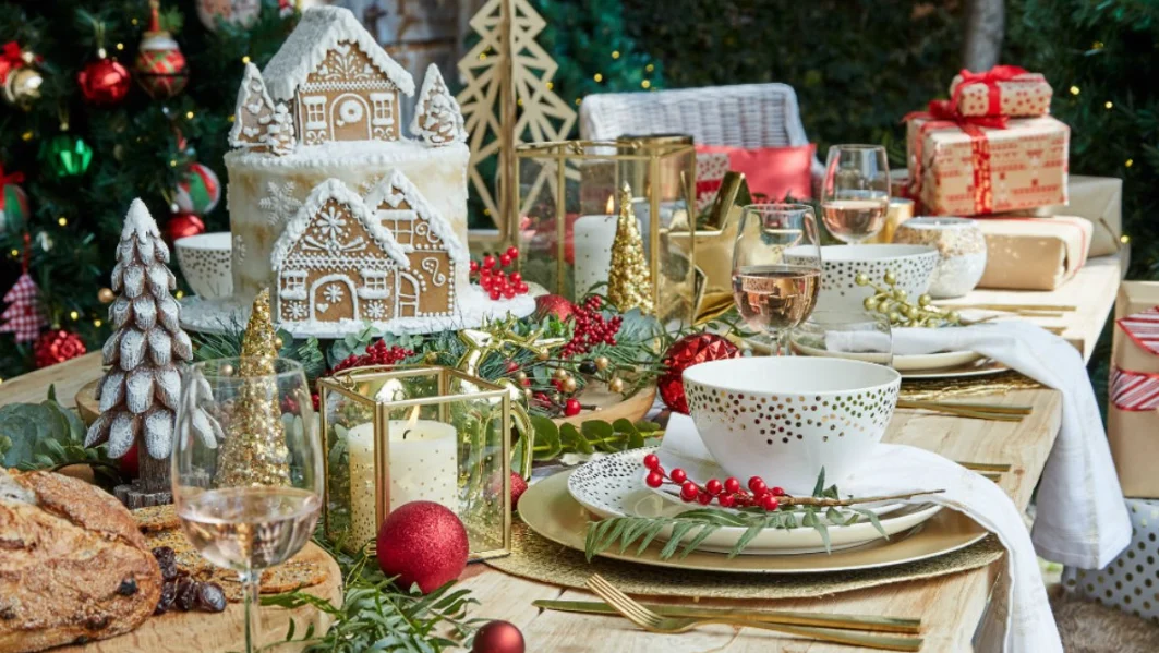 Cách bày bàn ăn Noel theo phong cách châu Âu vừa ấm cúng lại sang trọng