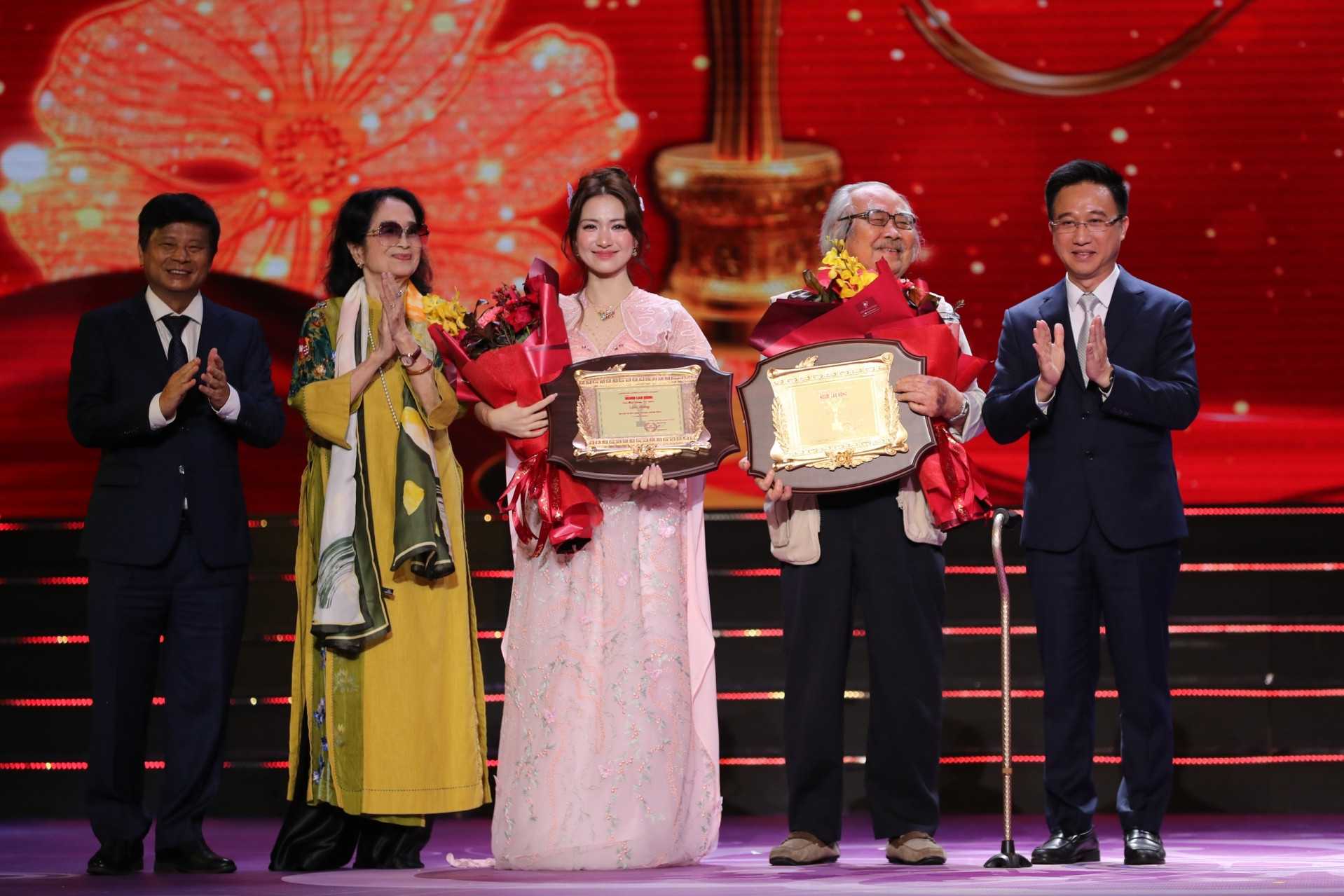Hòa Minzy ẵm chọn giải thưởng tại Lễ Trao Giải Mai Vàng 2025