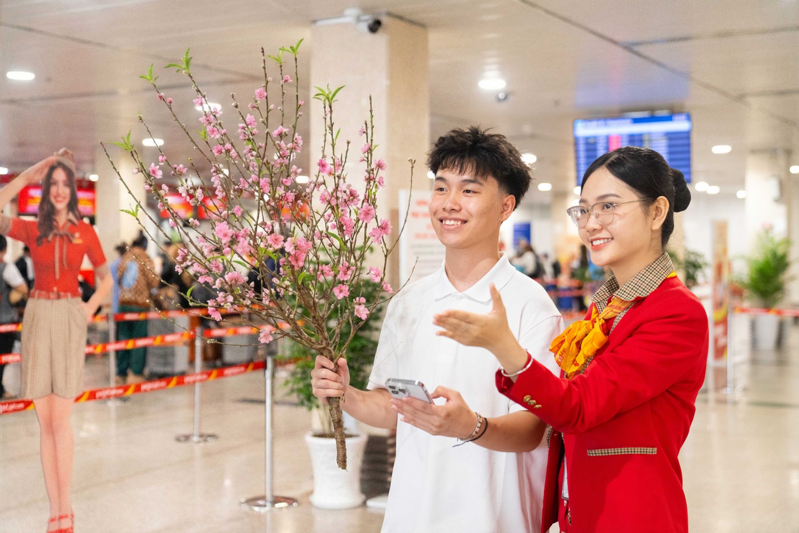 Sẵn sàng đón Tết Bính Ngọ 2026 đang về, Vietjet mang đến dịch vụ vận chuyển mai, đào, giúp người dân và du khách dễ dàng, thuận tiện mang không khí Tết về bên gia đình trong dịp sum họp đầu năm.