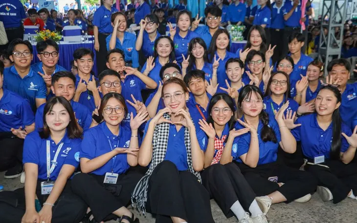 Nghệ sĩ phải có trách nhiệm với cộng đồng: Khi hào quang song hành cùng sẻ chia