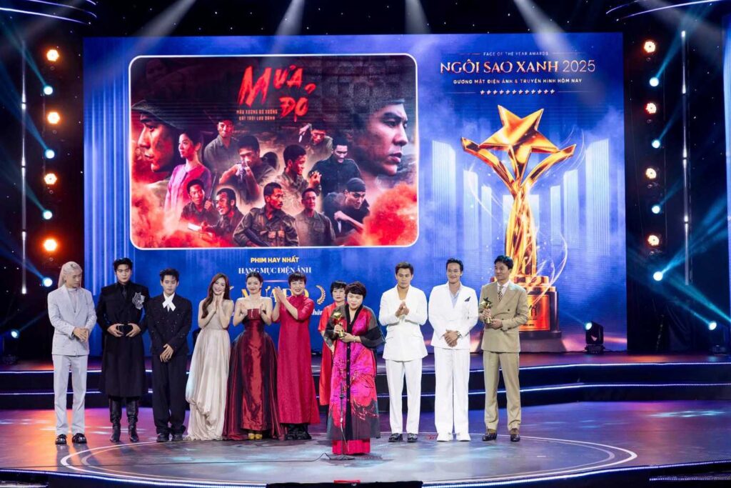 “Mưa đỏ” đại thắng giải thưởng, Đặng Thái Huyền được vinh danh Đạo diễn xuất sắc