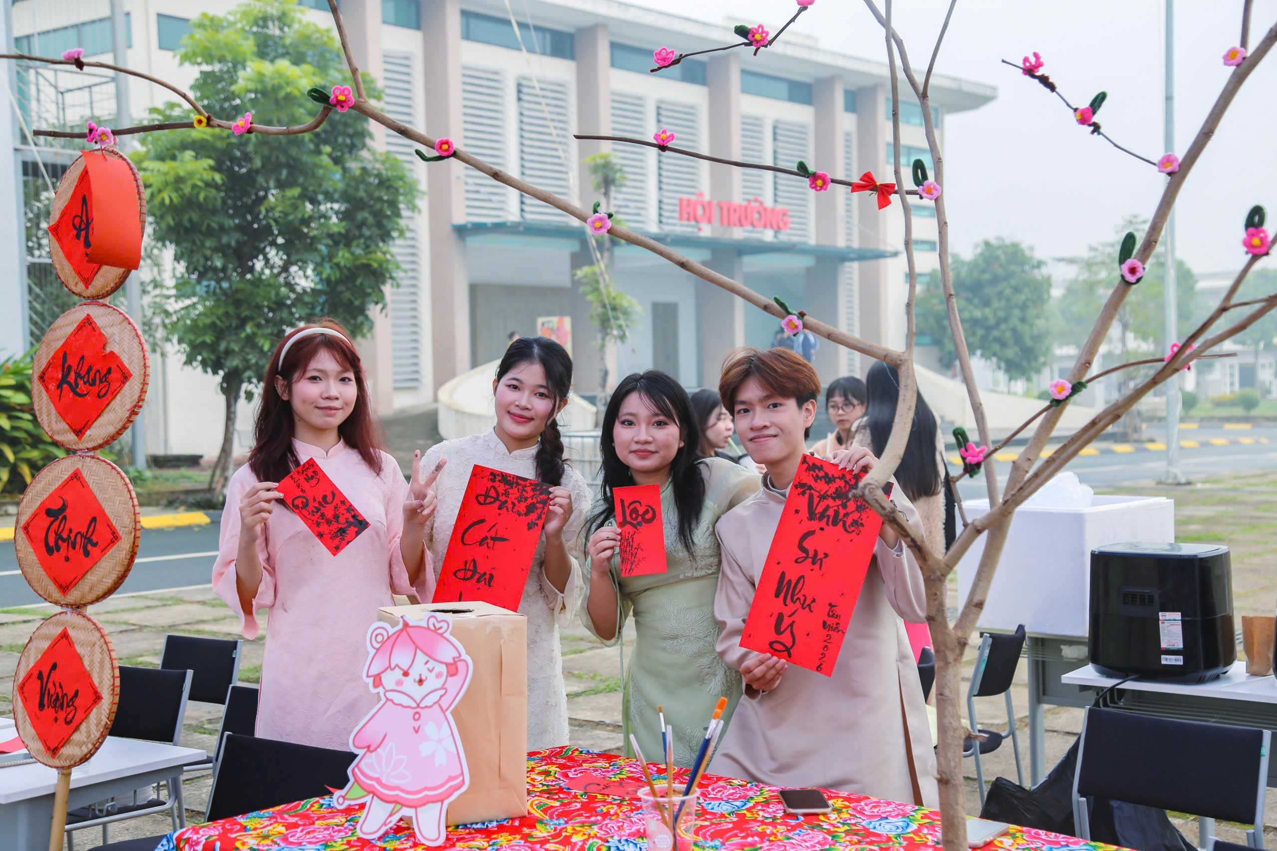 Sinh viên Trường Đại học Việt Nhật đón Tết cổ truyền trong không gian giao thoa văn hóa Việt – Nhật