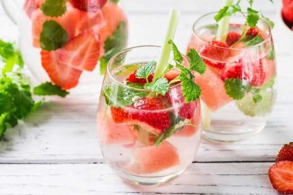 Làm nước detox giảm cân tại nhà đơn giản và hiệu quả.