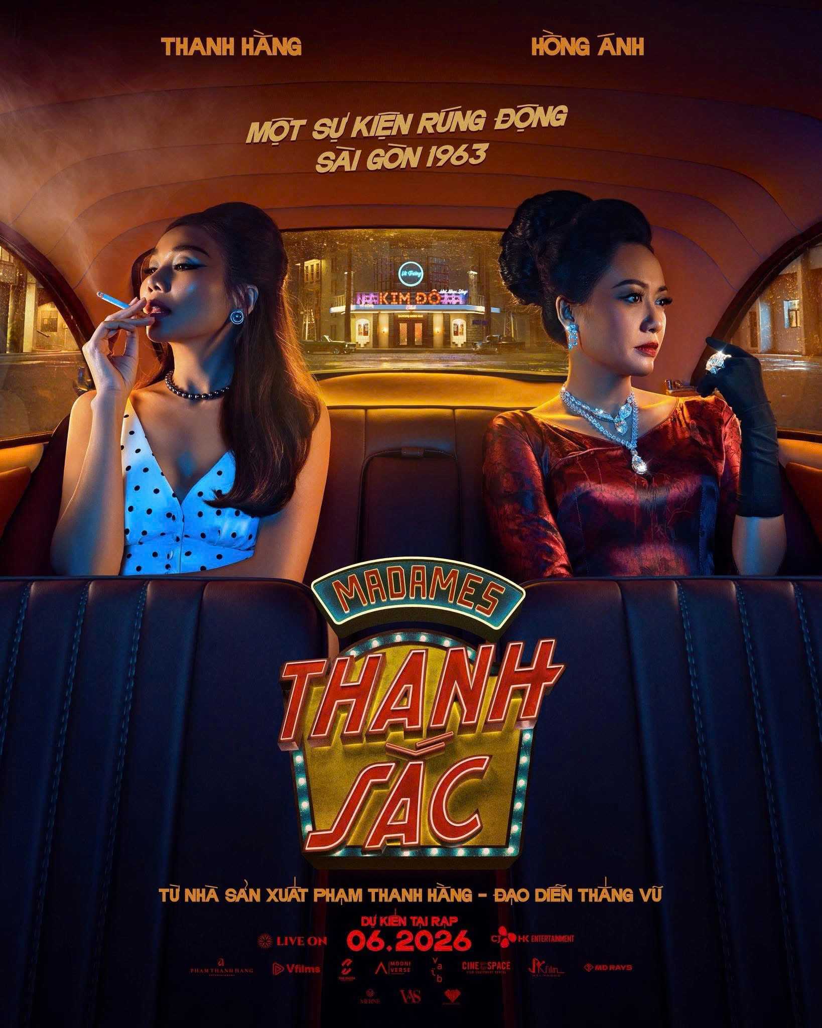 Sau bảy năm không xuất hiện trong một dự án điện ảnh mới, Thanh Hằng trở lại màn ảnh rộng với Madames Thanh Sắc bằng một vai diễn mang nhiều lớp nghĩa hơn sự hoài niệm hay hào quang nhan sắc. Lần trở lại này nữ diễn viên bước vào khung cảnh Sài Gòn thập niên 1960 với hình ảnh một vũ nữ sống giữa ánh đèn và những giới hạn khắc nghiệt của thời cuộc.