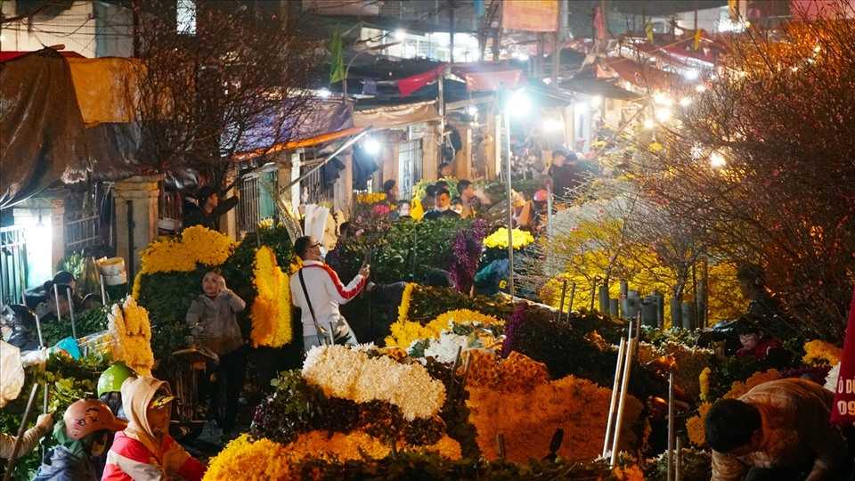 Chi cả trăm triệu đồng chơi hoa Tết