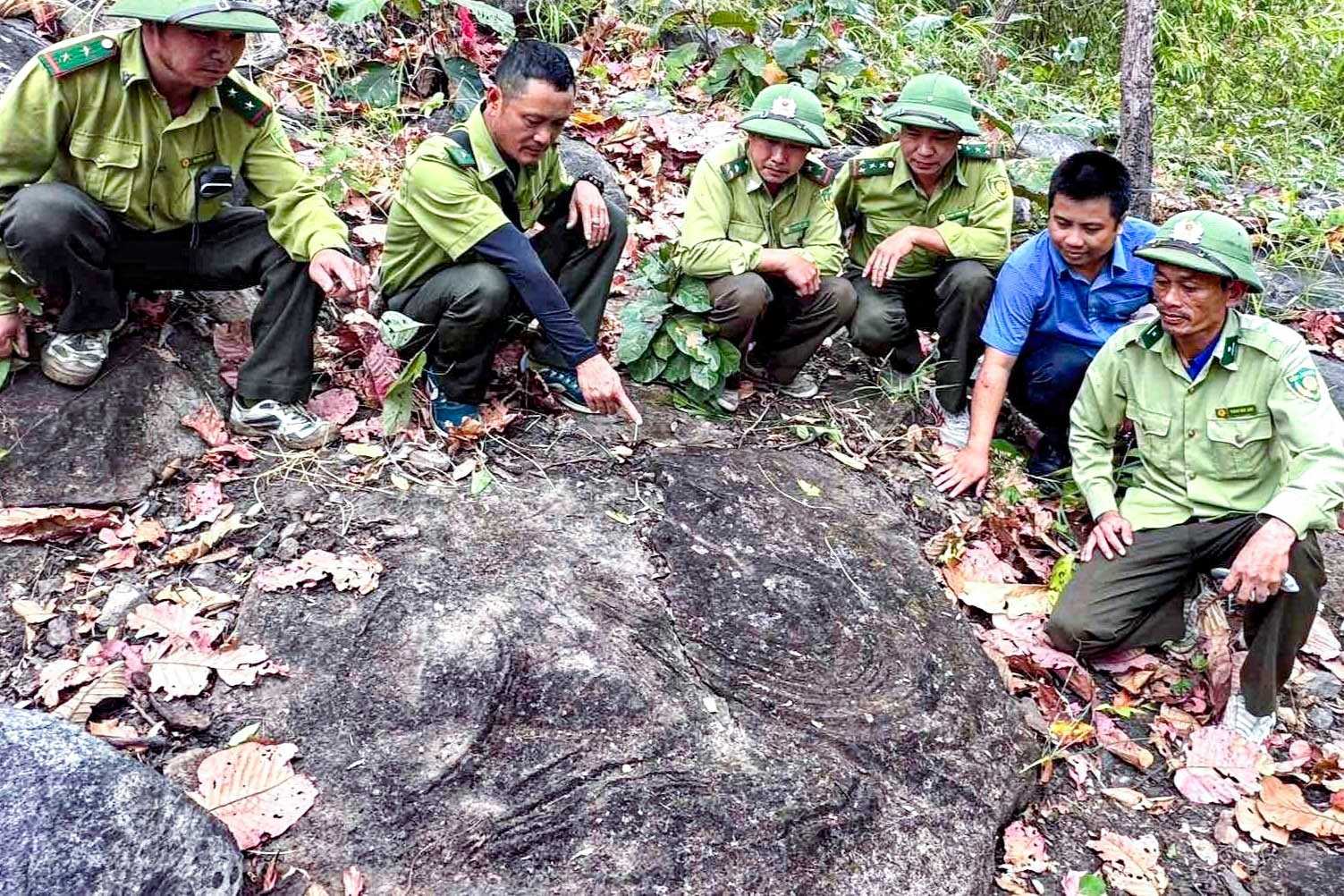 Thích thú ngắm những viên đá có họa tiết lượn sóng, xoắn ốc lạ kỳ ở Vườn quốc gia Yok Đôn (Đắk Lắk)
