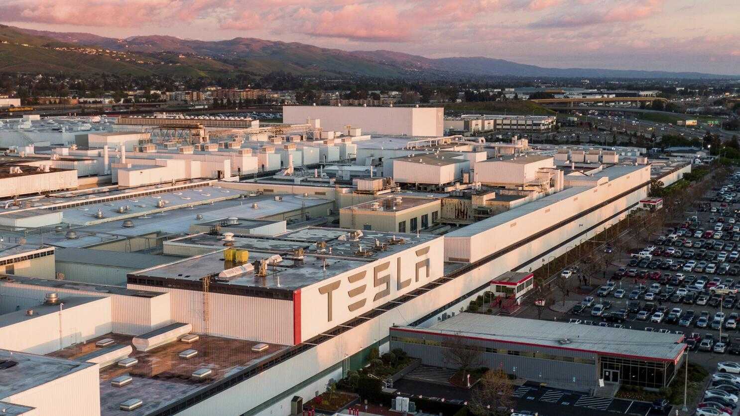 Tesla sụt giảm doanh thu khi chuyển hướng sang AI và robot