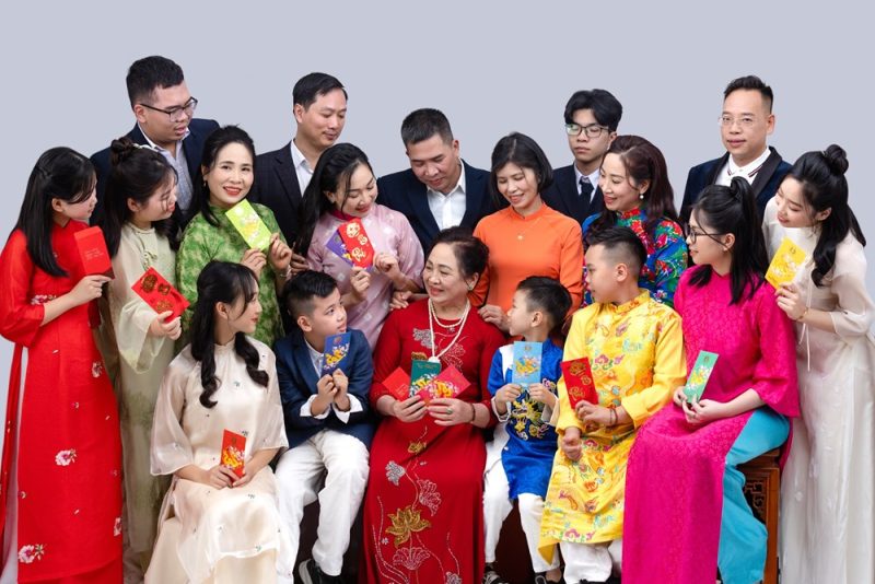 Hạnh phúc không ở ‘hợp tuổi’, mà ở cách một người đàn ông đối xử với vợ