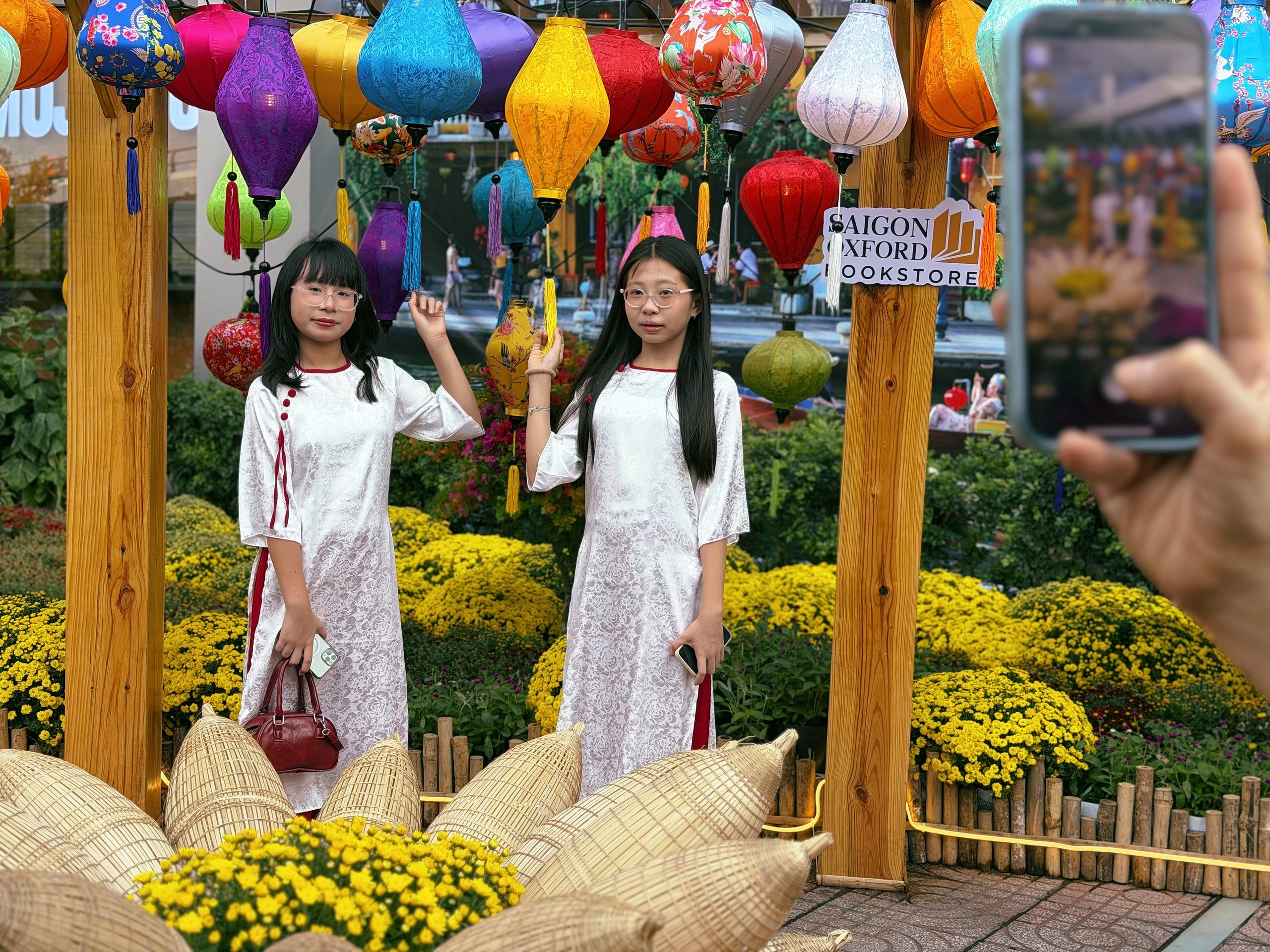 Đường hoa 5 tỉ đồng tại cửa ngõ sân bay Tân Sơn Nhất có gì?
