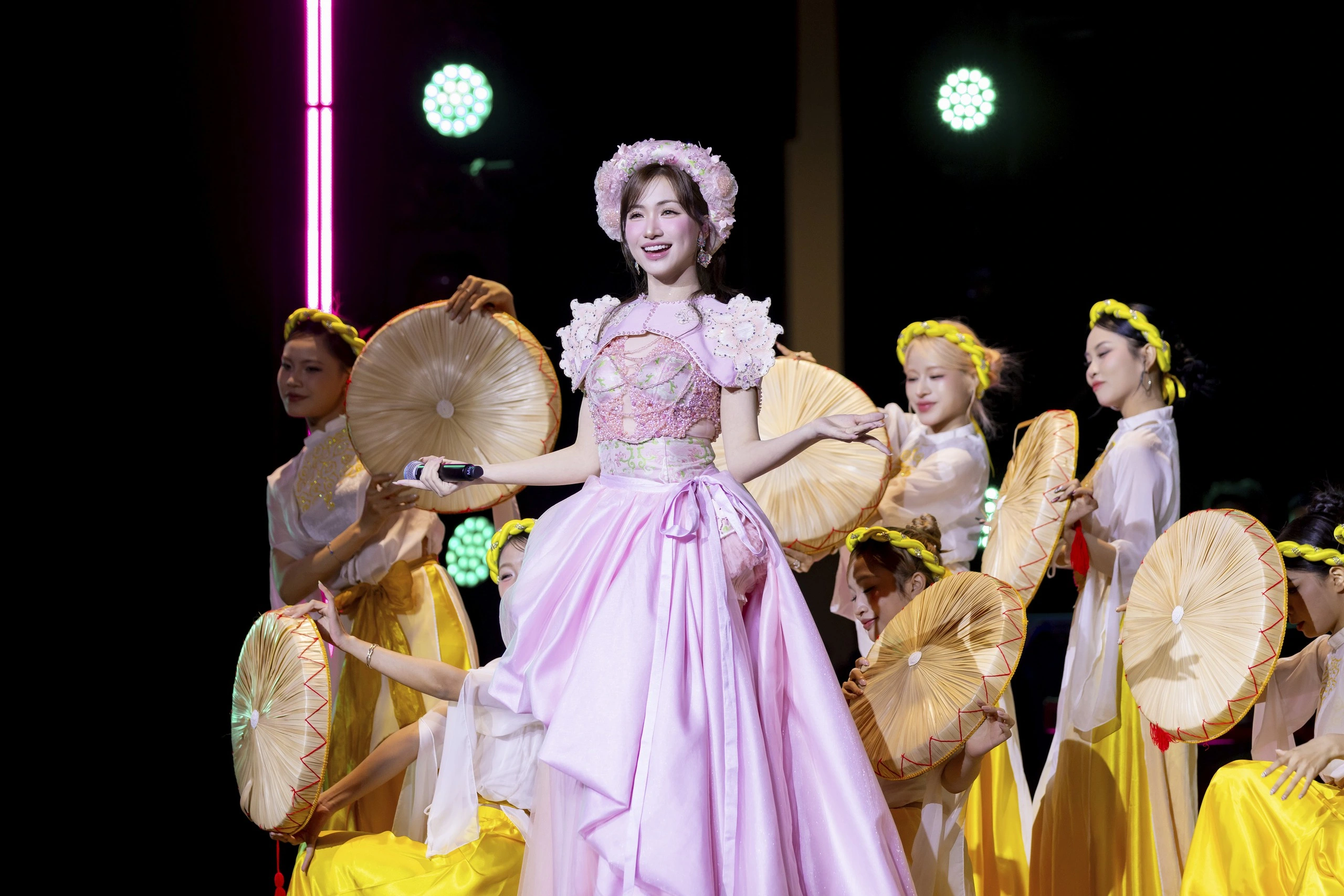 Hòa Minzy bật khóc, Nguyễn Hùng ‘Mưa đỏ’ thắng lớn tại Làn Sóng Xanh