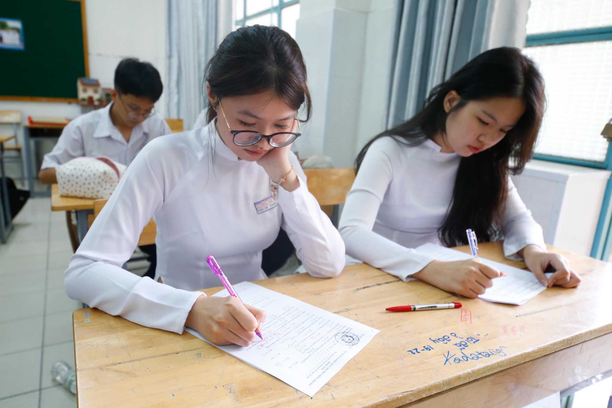 Nhiều thí sinh chờ đợi đề minh họa để định hướng ôn tập, song Bộ GD-ĐT sẽ không công bố đề minh họa thi tốt nghiệp THPT năm 2026, do cấu trúc và mức độ đề thi tiếp tục được giữ ổn định như năm trước.