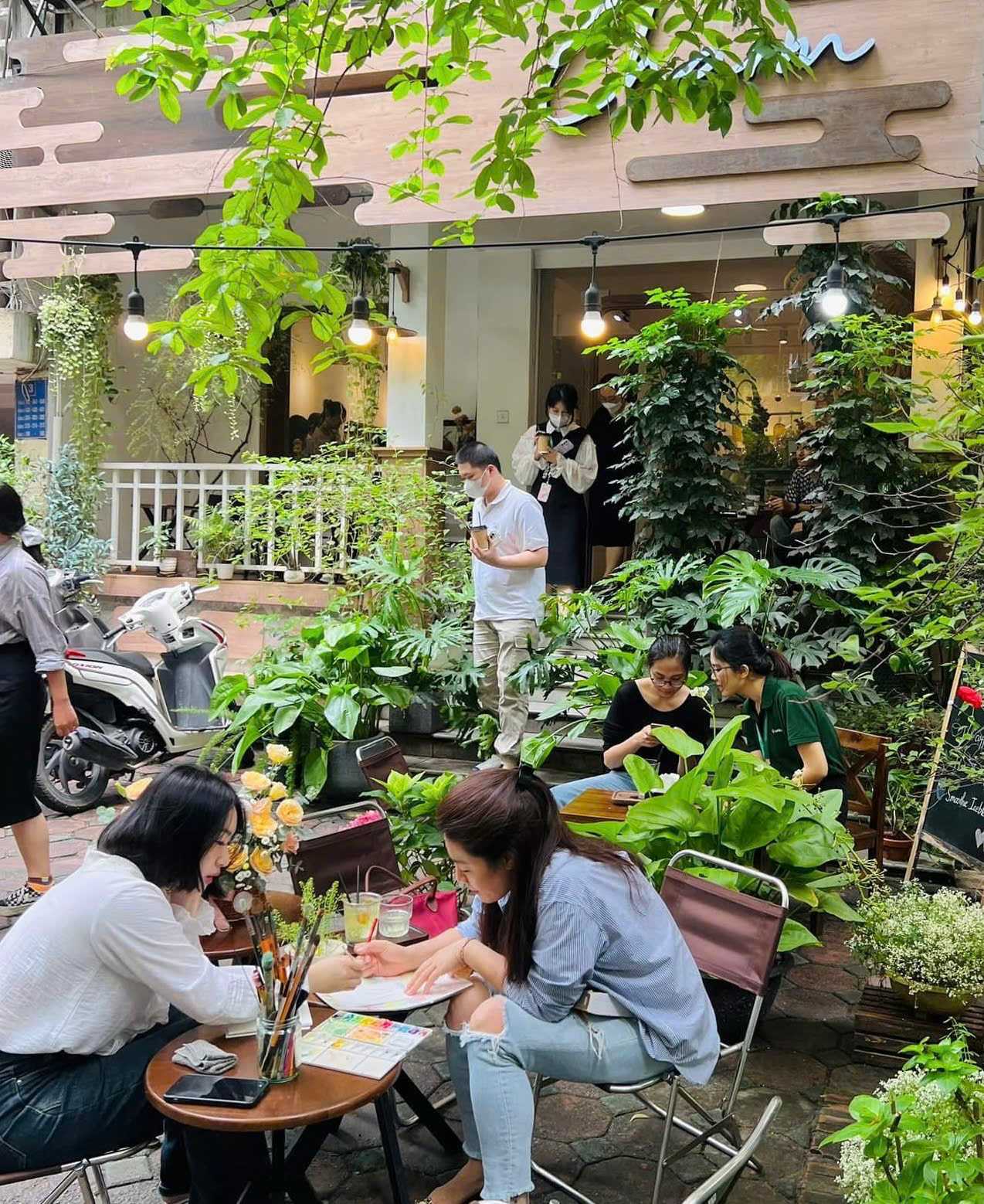 Ly cà phê bên lề năm tháng: Khi nhịp tim chậm lại để bắt đầu một hành trình nhanh hơn