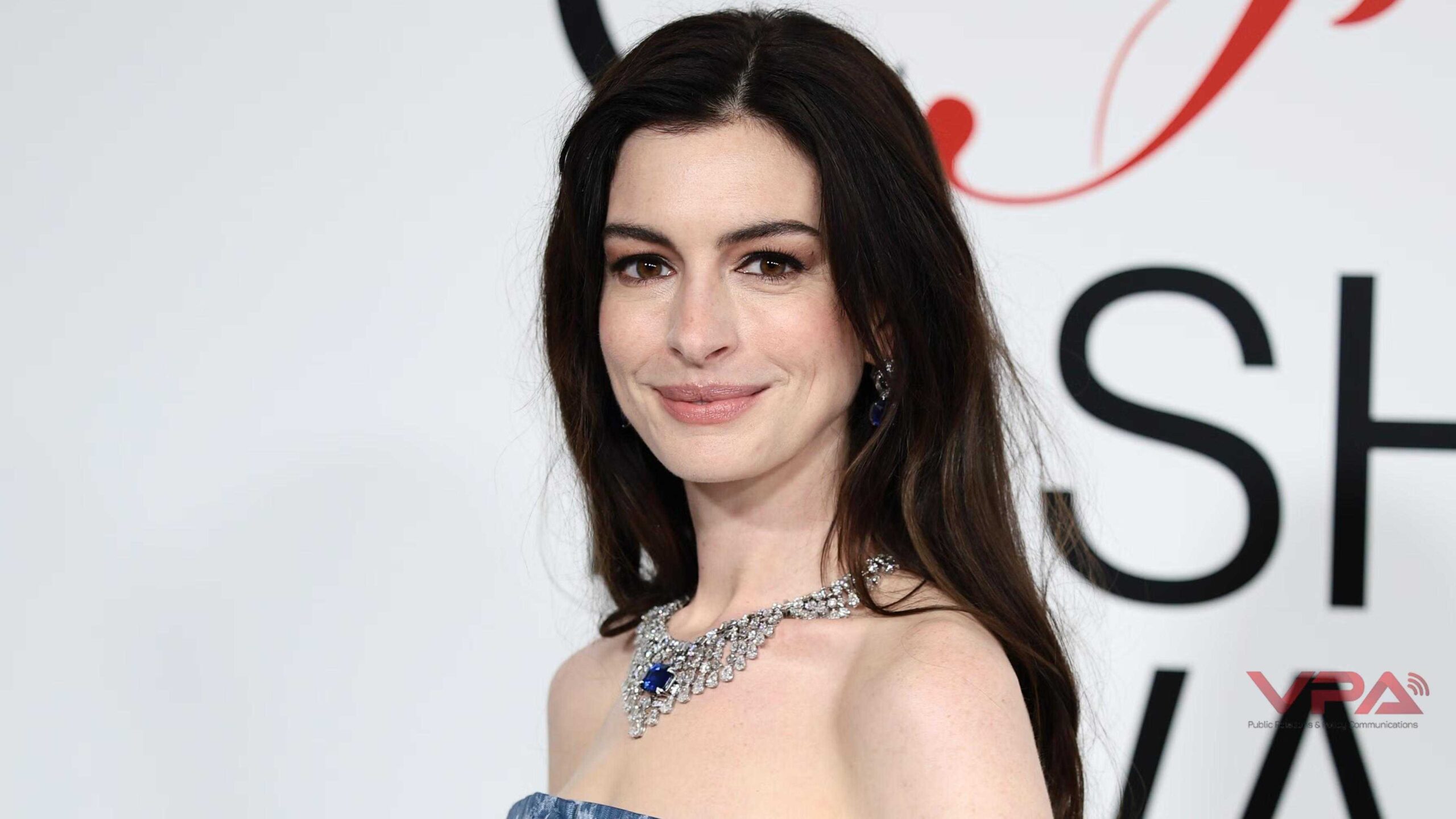 Anne Hathaway được vinh danh Người đẹp nhất thế giới 2026