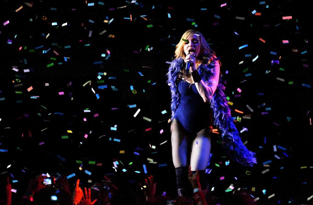 Sabrina Carpenter tái hiện tinh thần Madonna tại Coachella 2026