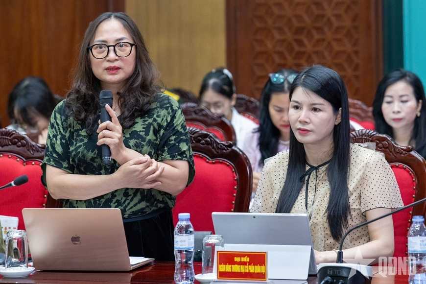 Phóng viên đặt câu hỏi với Ban tổ chức tại buổi gặp mặt báo chí.